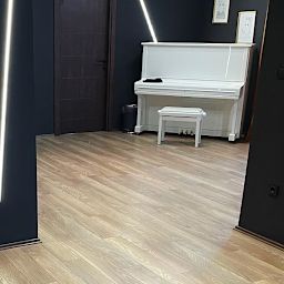 laminat postavljen u opterećen poslovni prostor