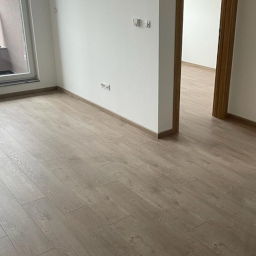 deblji laminat postavljen u hodniku i dnevnom boravku za poboljšanu izdržljivost u prostorijama sa većom prolaznošću